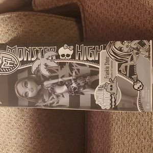 Monster high Frankie stein  skull shores